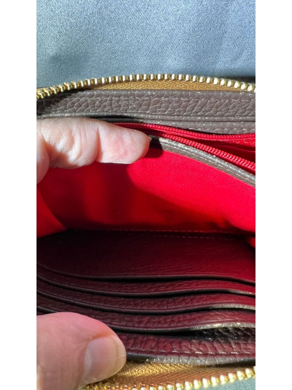 Dooney & Bourke Zip Around Brown Pebble Leather Wallet With Red Interior & Wrist - Picture 9 of 10